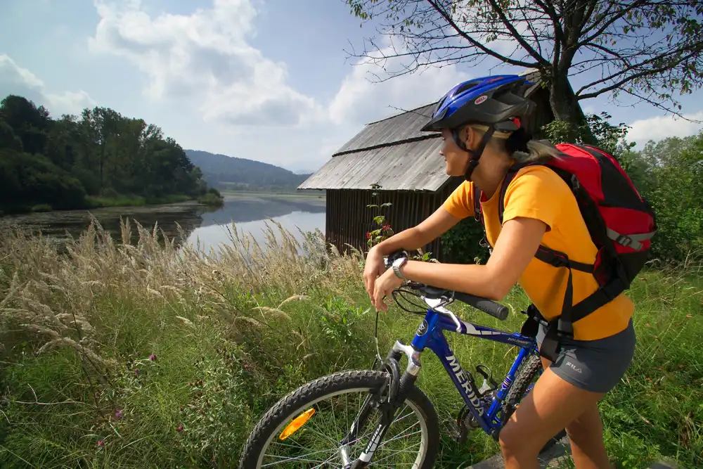Radfahrerin am See